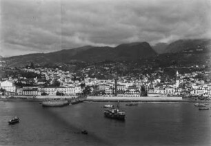Stadt an der Küste : Blick auf die Häuser einer brasilianischen Stadt. Auf dem Atlantik Schiffe im Vordergrund.