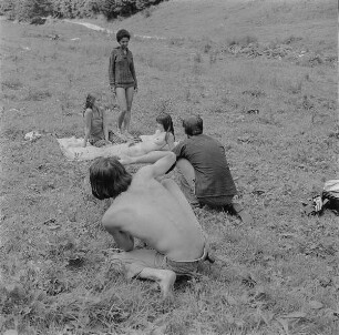 Čičmany. Akt-Pleinair 1980. Claus Baumann und Peter Söllner fotografieren drei junge Frauen auf einer Wiese