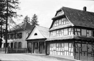 Sessenheim: Gasse mit Wache und Pfarrhaus