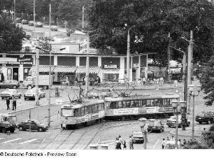 Dresden-Altstadt. Postplatz. Straßenbahn. Blick gegen Kiosk