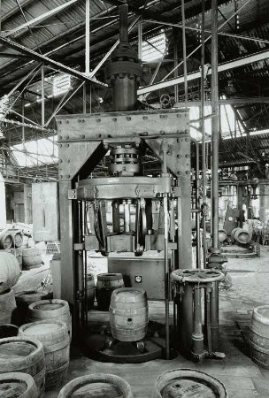 Felsenkellerbrauerei Dresden. Schwankhalle, Faßreifenantreibmaschine (Weigel-Werke Neiße-Neuland, 1903, ausgesondert 1963)