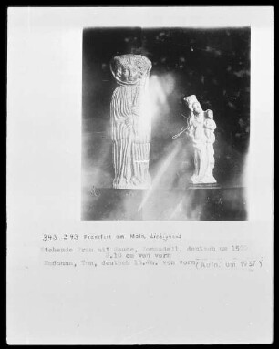 Stehende Frau mit Haube