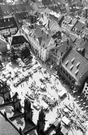 Freiburg: Südlicher Münsterplatz mit Markt und Längsschiff