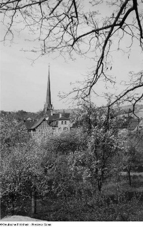 Ortsansicht mit einem Kirchturm