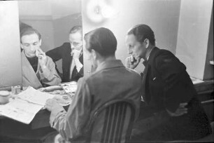 Plaza: Plaza-Girls proben; Beck und Mr. Ewys in der Garderobe