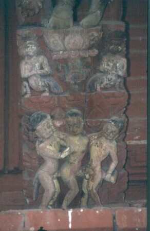 Erotisches Relief : Erotisches Relief. Holz, geschnitzt, farbig gefasst (vor 1563). Kathmandu, Jagannath Tempel