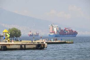 Izmir - Containerhafen : Vor dem Hafengelände ankern Containerschiffe, aufgenommen in Izmir am 29. Juni 2010