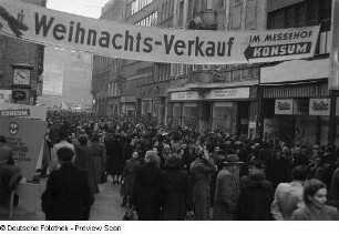 Passanten in der Vorweihnachtszeit in der Petersstraße