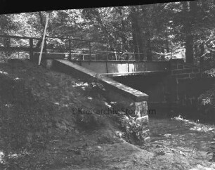 Bille: Brücke der Landstraße zwischen Schönningstedt und Aumühle: vorn links Böschung: hinten Bäume