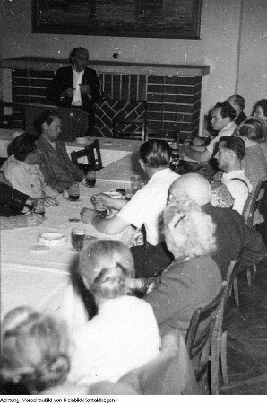 Dresden, Bühlau, Kurhaus. Gründungsparteitag der SED. Wilhelm Koenen, Mitglied des Zentralkomitees der Kommunistischen Partei Deutschlands (KPD), nach seiner Teilnahme an der Gründung der SED in Sachsen, 7. April 1946 & Dresden, Bühlau, Kurhaus. Gründungsparteitag der SED. Wilhelm Koenen, Mitglied des Zentralkomitees der Kommunistischen Partei Deutschlands (KPD), 7. April 1946 & Dresden, Bühlau. VKHS, 1946