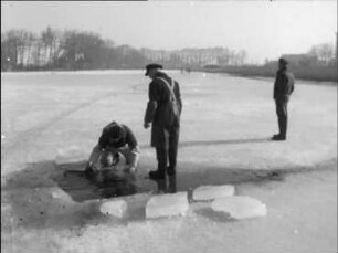 Mitteleuropa, Schleswig - Winterfischfang (Eiswade) der Holmer Fischer