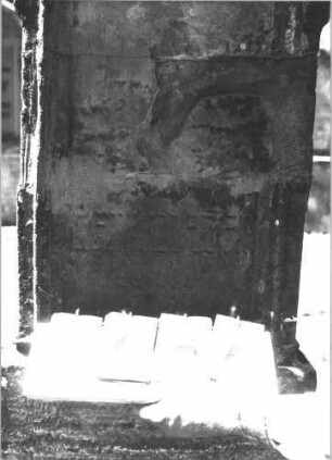Grabstein 156 (Index: 99788720) Material: Sandstein Zustand: zerbrochen und repariert, verwittert mit sehr großem Textverlust, Aufsatz fehlt Maße HxBxT: 125x48x15 cm Besonderheit: Kindergrab: Grabstein 156A