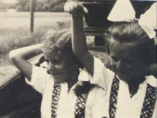 Zwei Mädchen in einer Kutsche