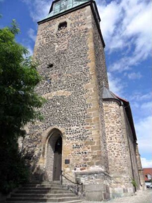 Stadtkirche - Kirchturm (frühgotische Gründung) von Westen mit Portal im Erdgeschoß sowie halbschaligem Treppenturm im Süden