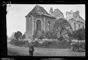 Bailleul (=Beilleul-Sir-Berthoult, Dep. Pas-de-Calais, Frankreich): "Kirche, zerschossen", auf der unbefestigten Straße davor ein Personenkraftwagen mit offenem Verdeck