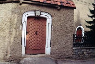 unter Denkmalschutz stehendes Tor mit Schlussstein und Inschrift