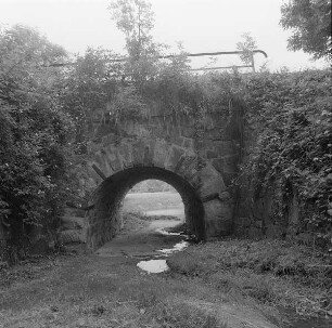 Nerchau-Schmorditz (Muldentalkreis). Bahnunterführung, Am Thielbach 2.H.19.Jh. Blick in Richtung Mulde