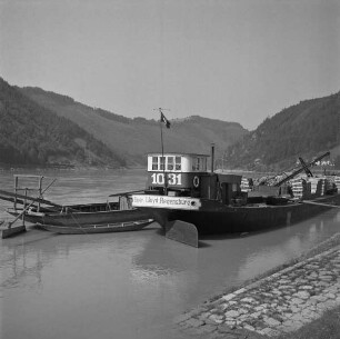 Lastschiff "Bayerischer Lloyd Regensburg" bei Neuhaus an der Donau