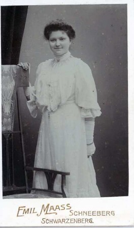 Ganzkörperaufnahme einer jungen Dame