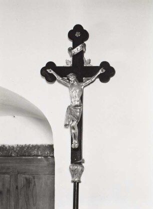 Vortragekreuz : Vortragekreuz. Holz, geschnitzt, farbig gefaßt (wohl 1786/1800). Kleinolbersdorf, Dorfkirche