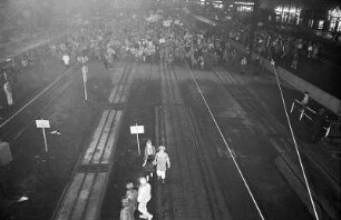 DDR. Montagsdemonstration auf dem Tröndlinring. Der Demonstrationszug kommt