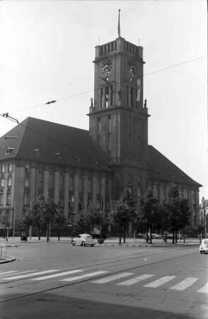 Berlin; Halensee: Rathaus vom Stadtpark aus mit Rudolf Wilde Platz