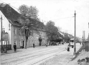 Dresden-Wölfnitz, Kesselsdorfer Straße 114. Gasthof Wölfnitz. Straßenansicht mit Triebwagen 229 der Linie 7 (Richtung Arsenal)