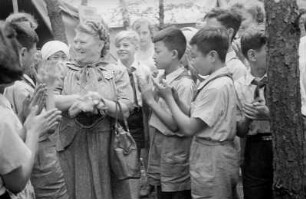 Pionierrepublik "Ernst Thälmann" in Wuhlheide : Rosa Thälmann mit Pionieren