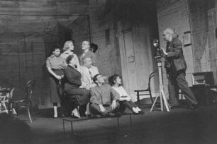 Szenenbilder aus "Das Ei" von F. Marceau, Ausstattung u. Inszenierung von W. Schmidt, mit K. Kammer, F. Weber, L. Croon, G. Genest, L. Stein, L. Blumhagen, C. Hofer, W. Tarrach, J. Noerden, A. Paulsen u.a., Schloßparktheater, Berlin 29.02.1958