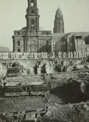 Baugrube gegen Kreuzkirche und Rathausturm