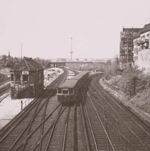 Berlin. S-Bahnzug am Bahnhof Halensee gegen Westkreuz, im Hintergrund Funkturm