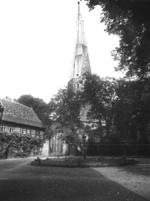 Salzwedel, Pfarrkirche : Salzwedel. Pfarrkirche St. Marien. Ansicht von Südwesten mit Pfarrhaus und Toranlage
