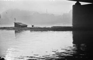 Meißen. Schwimmendes Floß mit Floßbude beim Passieren der Straßenbrücke. Nebelaufnahme