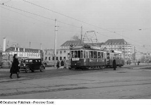 Blick auf den Johannisplatz mit fahrender Straßenbahn