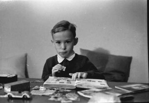 Bukarest: Wohnung Schmidt, Schmidt (Junior) beim Briefmarkenkleben