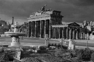 Berlin. Hindenburgplatz, Gemüsebeete an der zerstörten südlichen Springbrunnenanlage (mit unterirdischem Zugang), Blick nach Nordosten gegen Brandenburger Tor