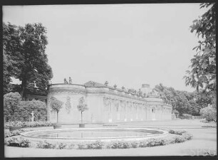 Potsdam, Schloss Sanssouci, Oberste Terrasse, Blick seitlich auf Schloss und Terrasse. Terrasse mit Blumenrabatten um die Bassins, die 1930 entfernt wurden.