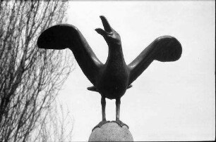 Basel: Vogelplastik auf Brunnen