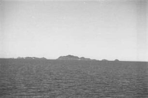 Arabische Küste bei Perim : Blick vom Meer auf die vulkanische Insel Perim
