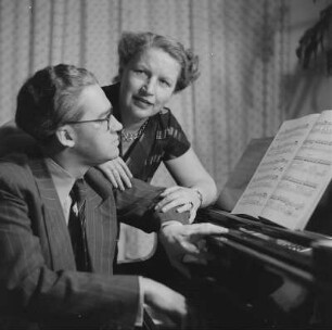 Porträt der Kammersängerin Ruth Lange und des Kapellmeisters Willy Hübner