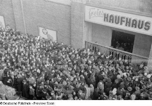 Menschenmenge vor dem Freien Kaufhaus