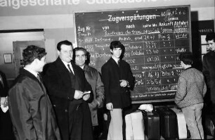 Freiburg: Hauptbahnhof. Italienische "Gastarbeiter" fahren zu Weihnachten nach Hause, vor Zugankündigungstafel