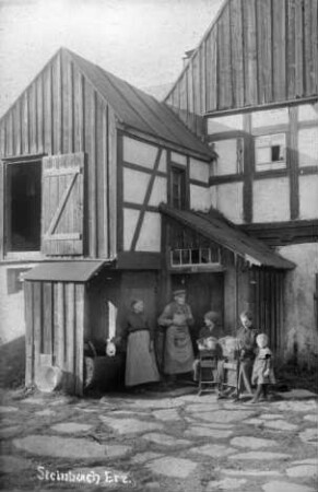 Hauseingang mit Wassertrog und Klöpplerinnen : ehem. Bauerngut, später Reparaturwerkstatt Martin Bergelt (nach Umbau)