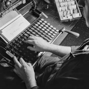 Schriftsetzer bei der Arbeit an der Setzmaschine, Druckerei Offizin Haag Drugulin