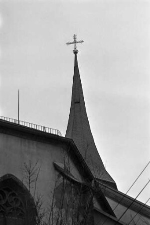 Evangelische Kirche Knielingen. Sturz des Turmhahns auf das Kirchendach im Rahmen der Renovierung des Kirchturms