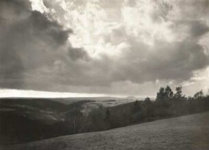 Landeskunde. Sachsen. Osterzgebirge. Kahleberg und Geisingberg mit Zinnwald, von Osten vermutlich aus der Gegend Ölsengrund-Sattelberg (Špičák/Tschechien)