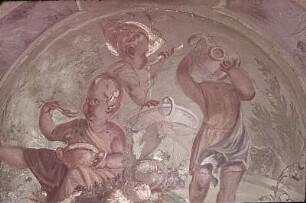 Supraporte mit drei speisenden Putti