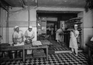 Dresden-Altstadt, Webergasse 35. Feinbäckerei und Conditorei Firma "Hermann Angermann", Inhaber Franz Seraph Schmid. Christstollenbäckerei. Backstube. Buttern und Zuckern der Stollen