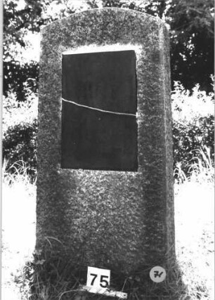 Grabstein 71 (Index: 99805352) Material: Granit, schwarze Marmorplatte Zustand: gut, Schriftplatte quer gesprungen, Schriftplatte trägt keine Inschrift Maße HxBxT: 128x64x28 cm Beschreibung: Stele, Segmentbogenabschluß, rechteckige Schriftplatte: Grabstein 71
