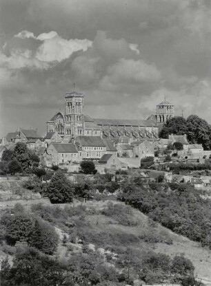 Blick auf die Basilika St. Madeleine von Vézelay